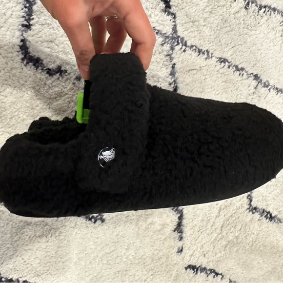 CROCS CLASSIC COZZZY SLIPPER black womens size 9 and mens size 7 tiktok … - Picture 2 of 12
